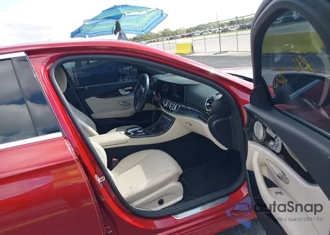 2020 Mercedes-Benz E 350 z USA, uszkodzony, nr VIN WDDZF8DB1LA747787